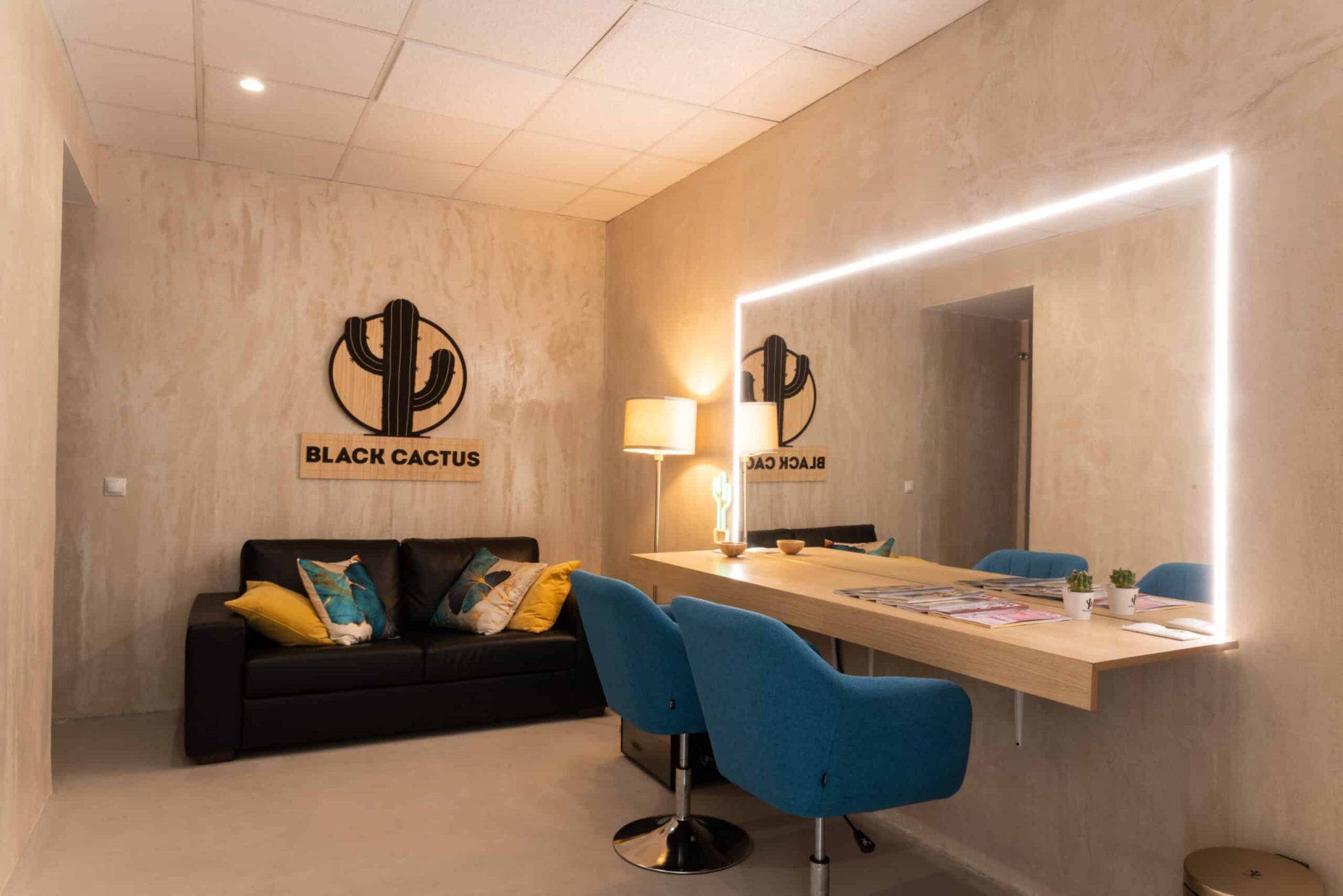 Camerino del plató The Black Cactus Studios en Madrid con espejo de maquillaje