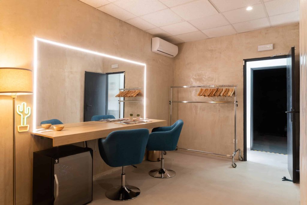 Zona de vestuario y perchero del camerino del plató en Leganés, Madrid