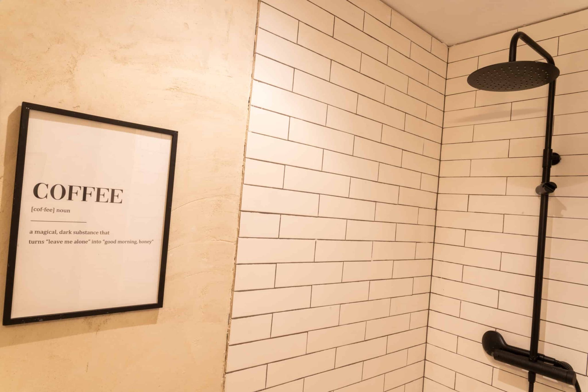 Sofá y zona de espera del camerino del plató en Madrid