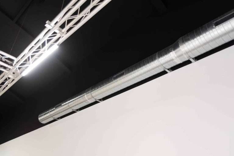 Zona de rodaje con ciclorama blanco y equipo de iluminación en Madrid