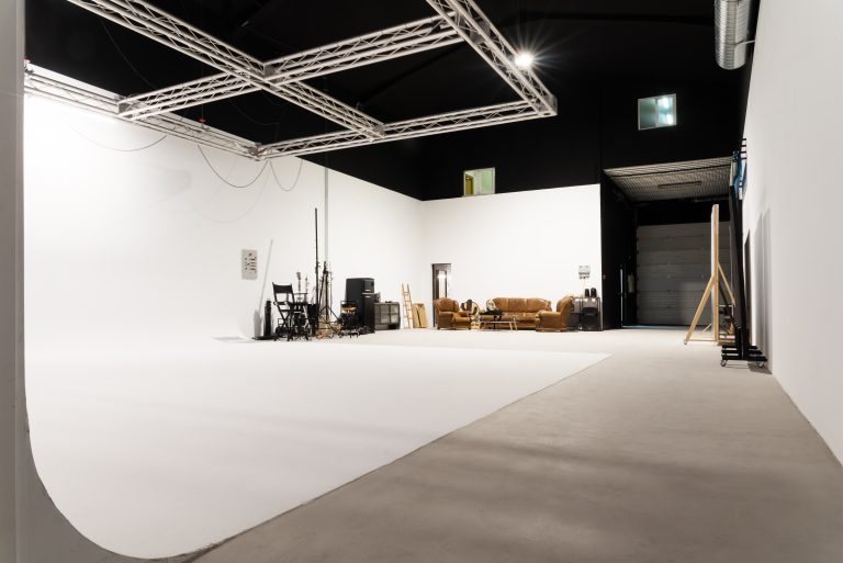 Plató de 300 m² de The Black Cactus Studios en Leganés, con el ciclorama blanco vacío