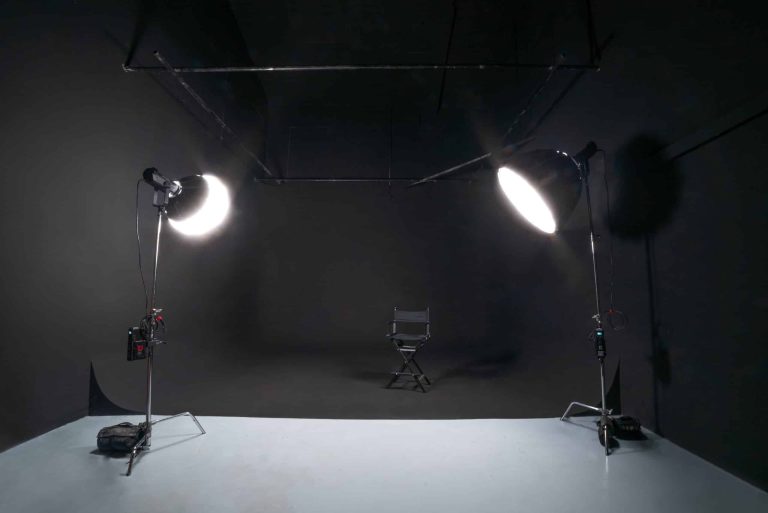 Ciclorama negro iluminado con dos softboxes en el plató de Leganés